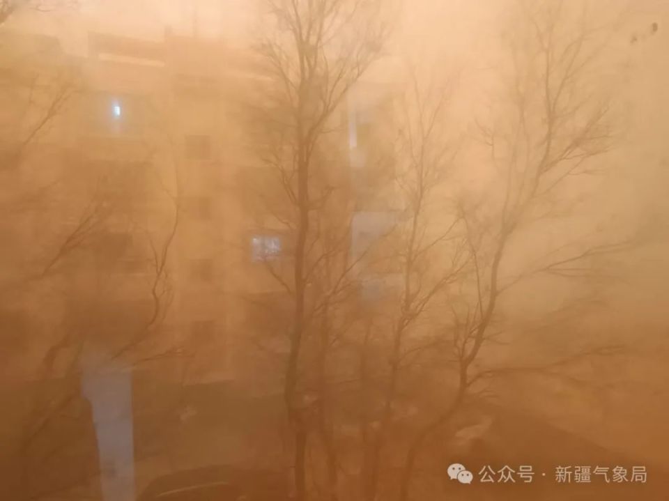 新疆特強(qiáng)沙塵暴:天空赤橙像異世界