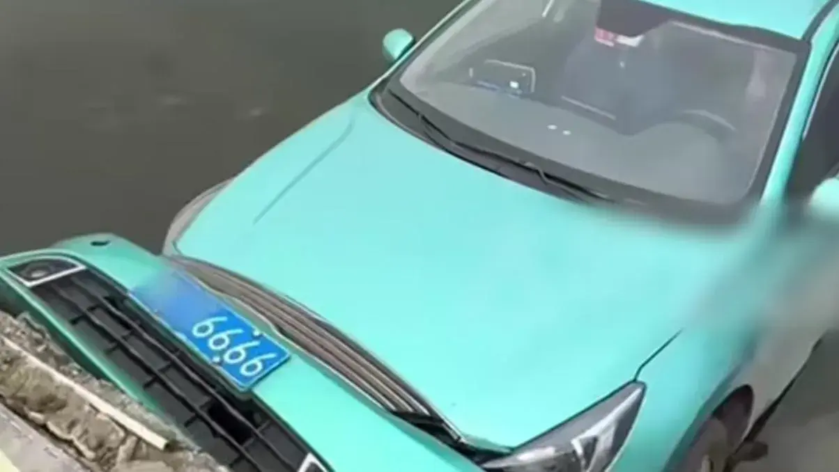 尾號(hào)6666出租車(chē)溜車(chē)墜河