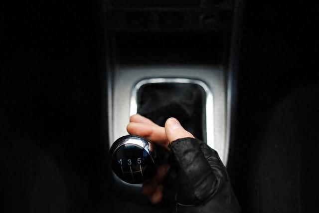 手動擋的車能不能空擋滑行?老司機:10年經(jīng)驗告訴你