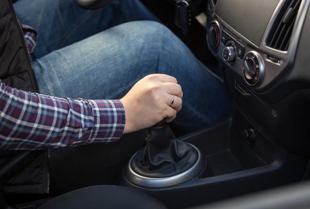 手動擋的車能不能空擋滑行?老司機:10年經(jīng)驗告訴你