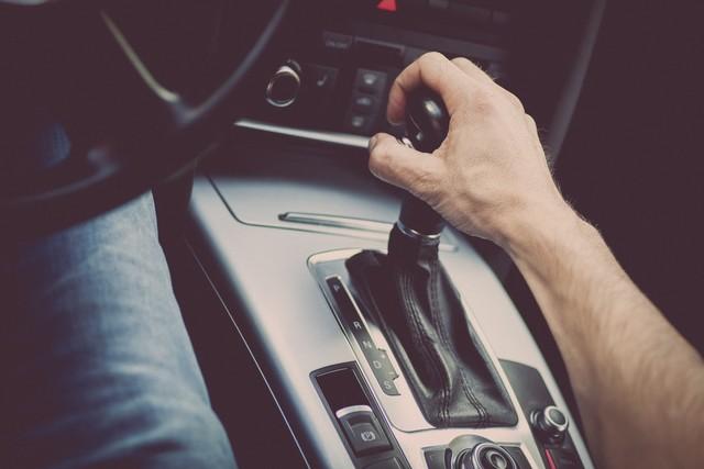 手動擋的車能不能空擋滑行?老司機:10年經(jīng)驗告訴你