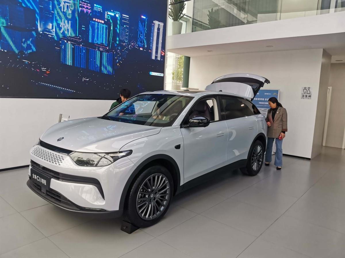 零跑全新C11到店,新車有哪些優(yōu)缺點(diǎn),值得買嗎?深度體驗(yàn)告訴你