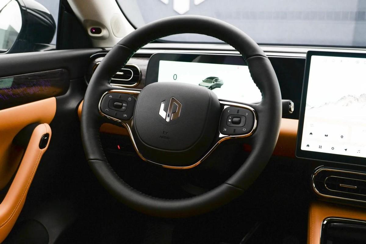 零跑全新C11到店,新車有哪些優(yōu)缺點(diǎn),值得買嗎?深度體驗(yàn)告訴你