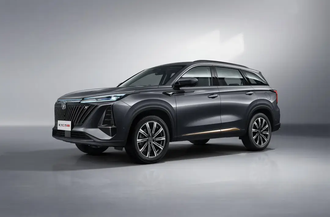 2025款長(zhǎng)安CS75plus正式發(fā)布,全新的外觀內(nèi)飾,1.5T+8AT,確實(shí)香