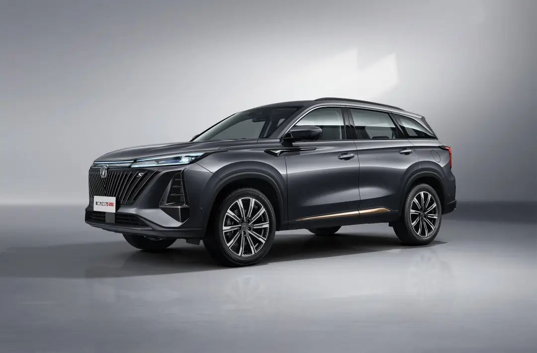 2025款長(zhǎng)安CS75plus正式發(fā)布,全新的外觀內(nèi)飾,1.5T+8AT,確實(shí)香