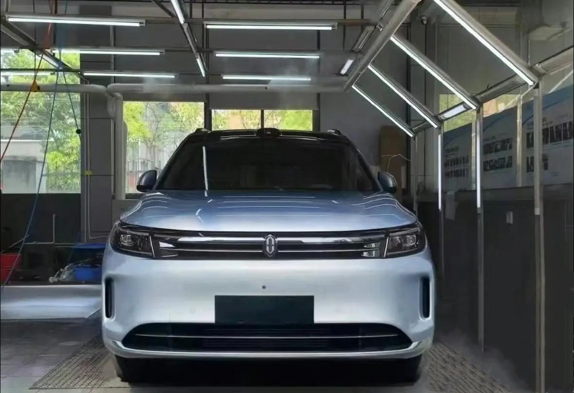新問界M7實車曝光,前臉重新設計,競爭理想L7,這顏值你打幾分?