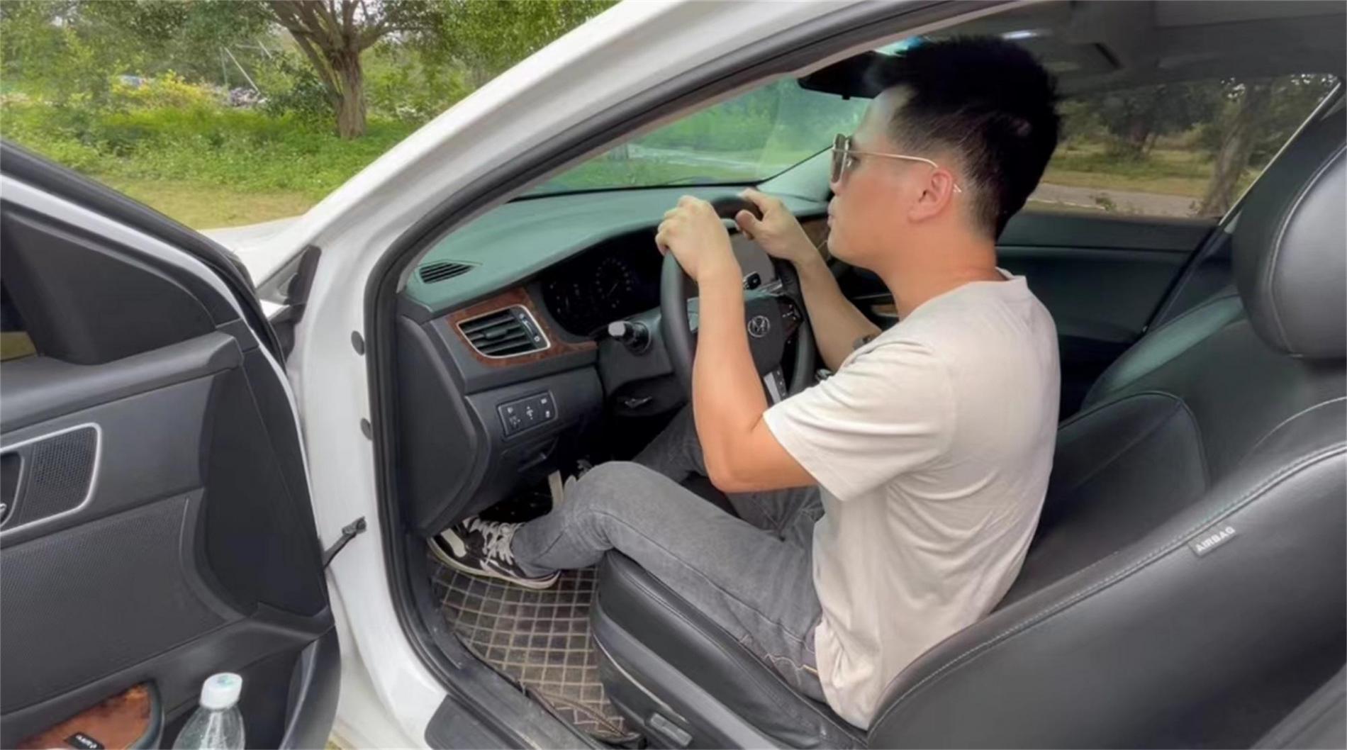 如何握方向盤更安全?這個姿勢很多司機都在用,遇到事故手就廢了