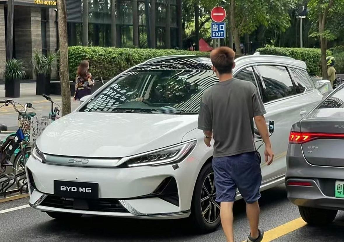比亞迪M6實(shí)車曝光,宋MAX又回來了?