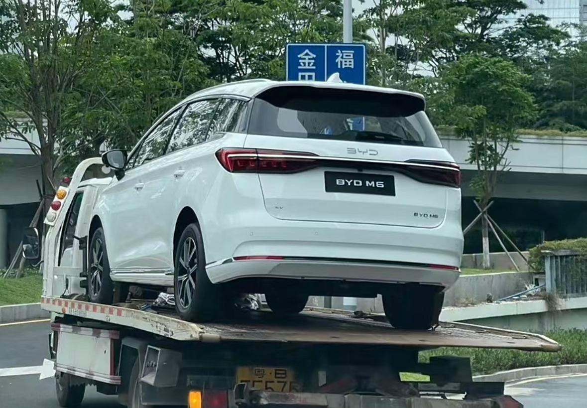 比亞迪M6實(shí)車曝光,宋MAX又回來了?