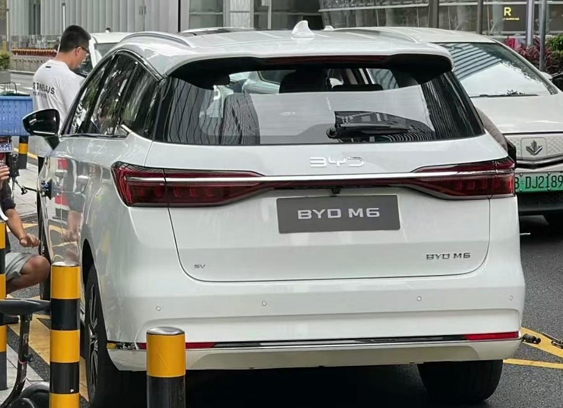 比亞迪M6實(shí)車曝光,宋MAX又回來了?