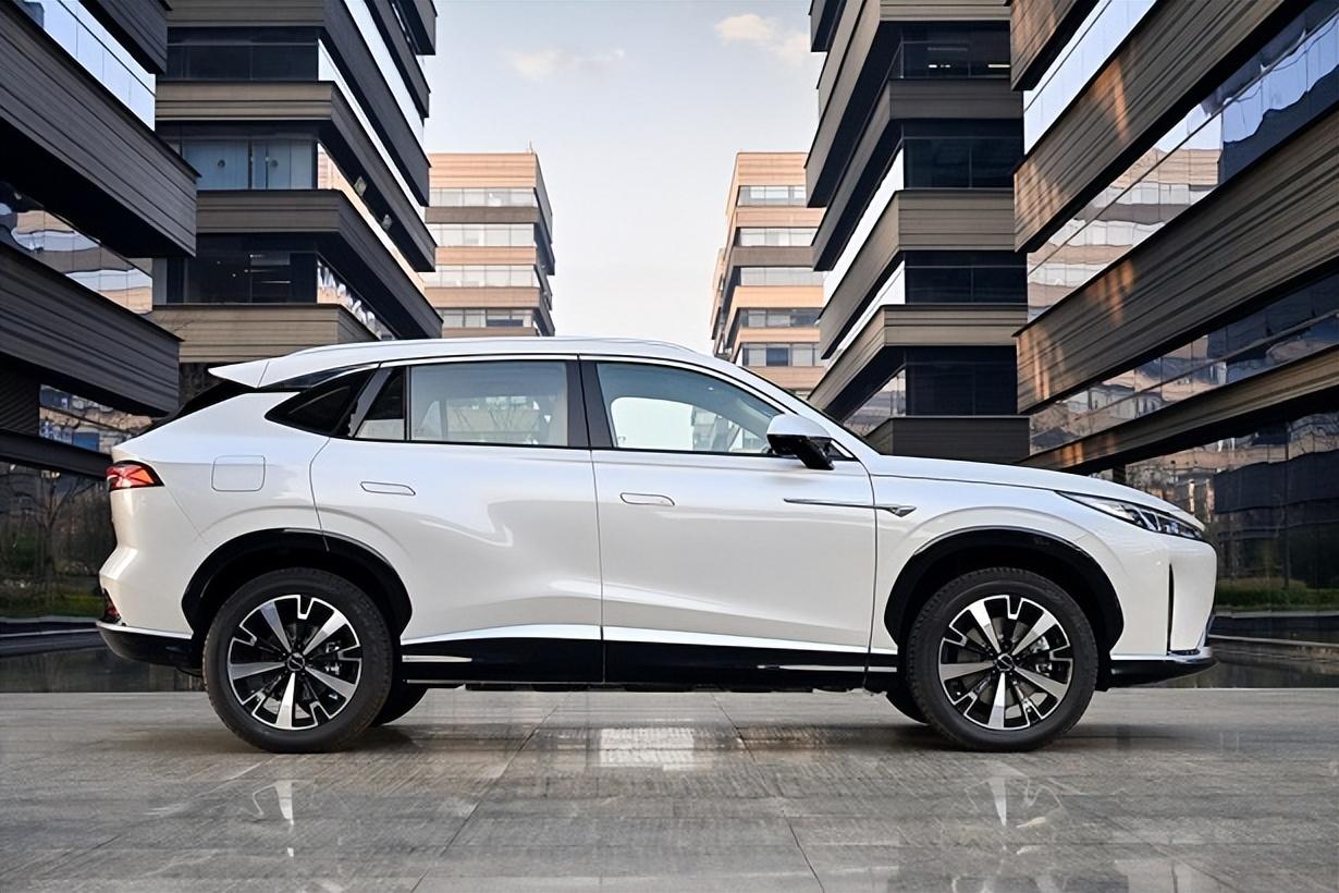 11.98萬起,榮威D5X DMH上市,續(xù)航1300km,誰是競爭對手?
