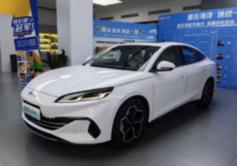 比亞迪海豹06實(shí)車(chē)進(jìn)店,與自家秦L同質(zhì)化,差異在于審美不同