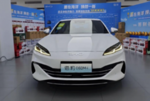 比亞迪海豹06實(shí)車(chē)進(jìn)店,與自家秦L同質(zhì)化,差異在于審美不同
