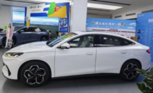比亞迪海豹06實(shí)車(chē)進(jìn)店,與自家秦L同質(zhì)化,差異在于審美不同