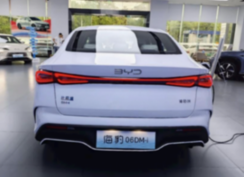 比亞迪海豹06實(shí)車(chē)進(jìn)店,與自家秦L同質(zhì)化,差異在于審美不同