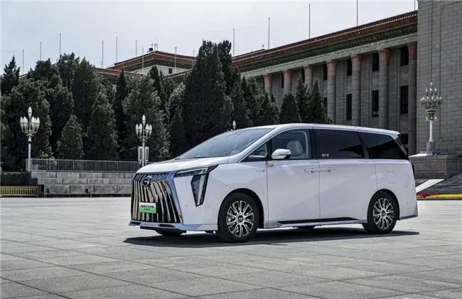 新能源與燃油車如何實現(xiàn)均衡發(fā)展?適時推動“油電同權(quán)”
