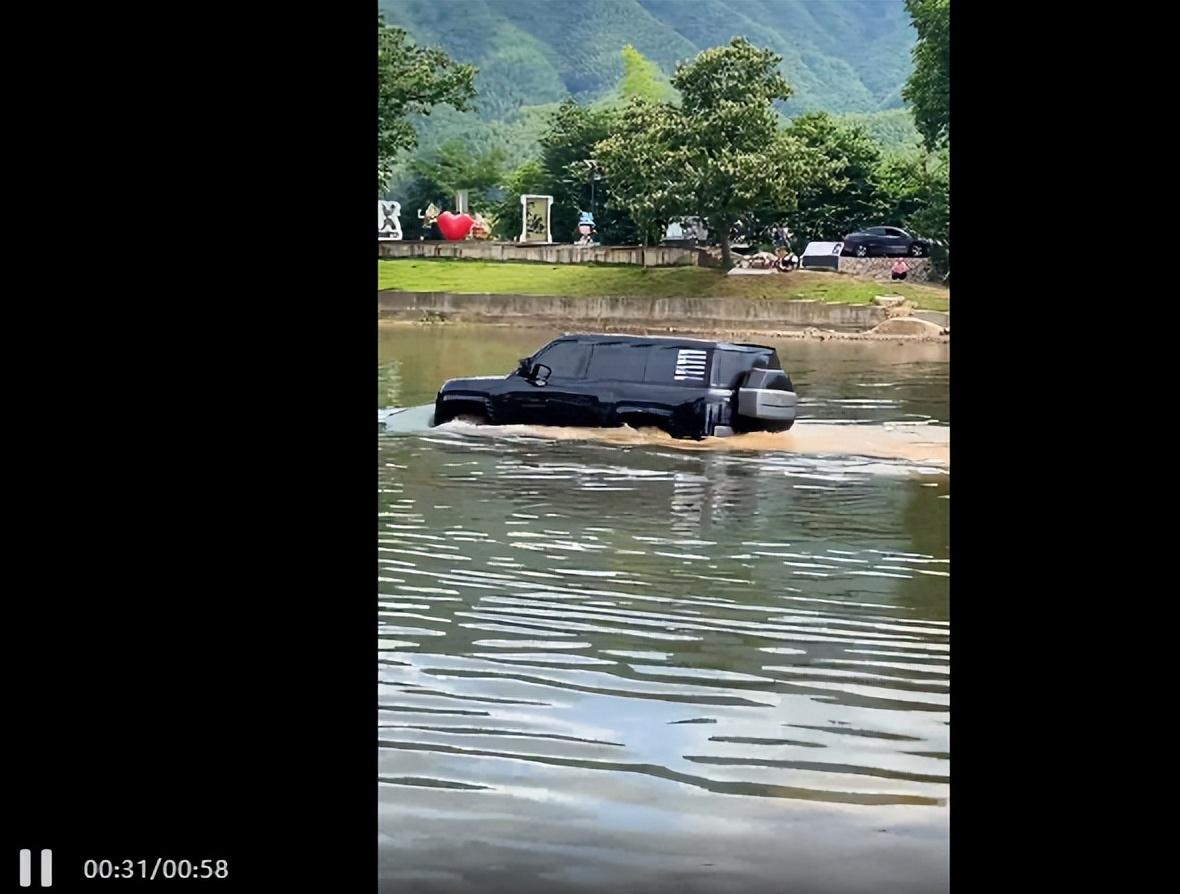 仰望U8到處下水當船開,網友:這是試車還是試命?