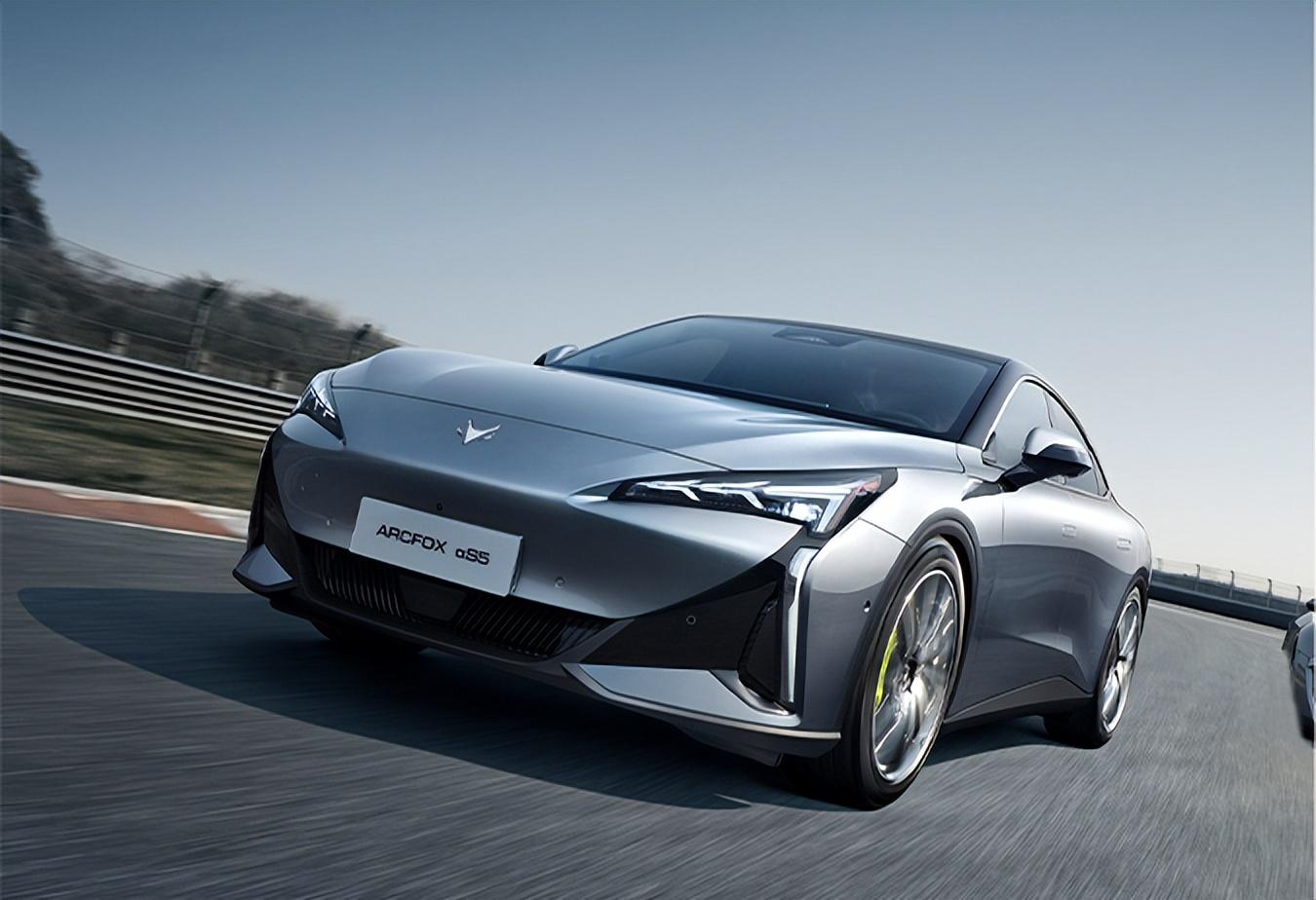 17萬多買4.8米純電車!708公里續(xù)航3.7秒破百,全系800V平臺