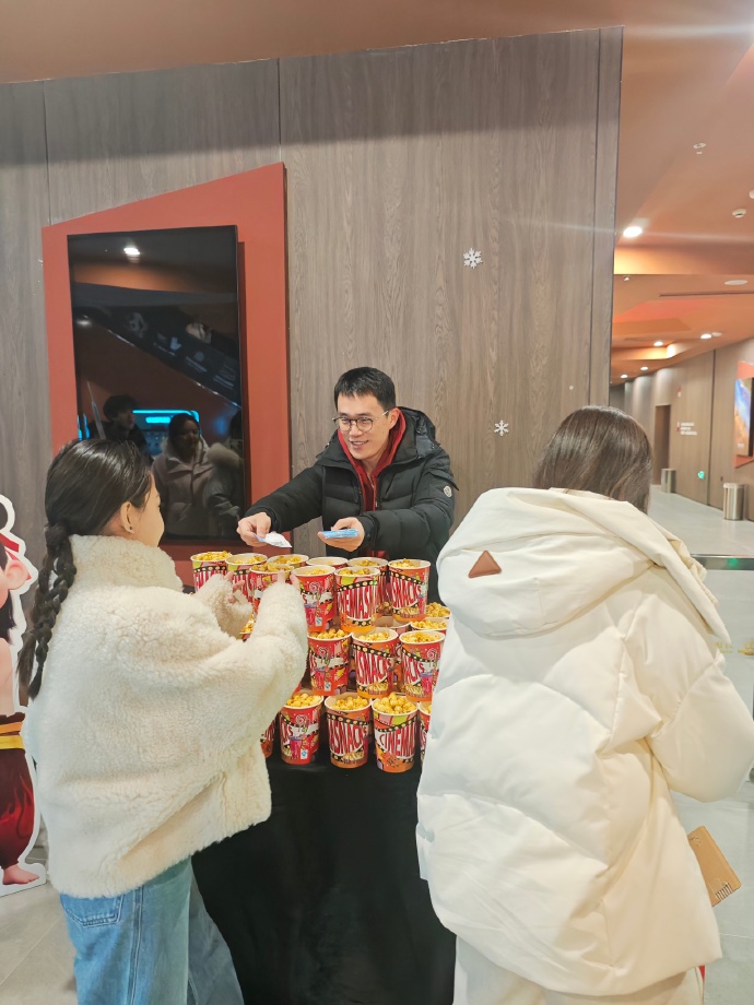 慶祝春節(jié)檔紅米K80第一?王騰帶隊(duì)包場(chǎng)看哪吒2,發(fā)起票來(lái)發(fā)爆米花