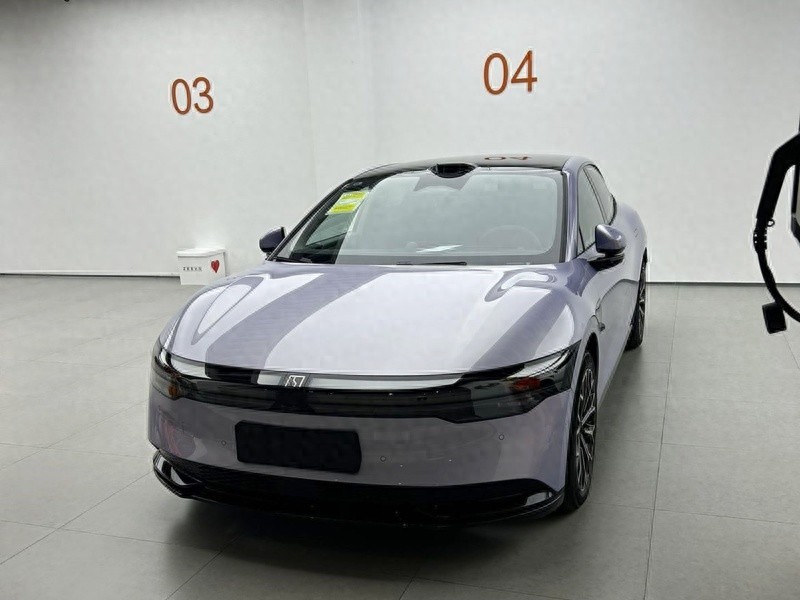 揭秘純電轎車界的“黑科技”:三款車型大對(duì)決