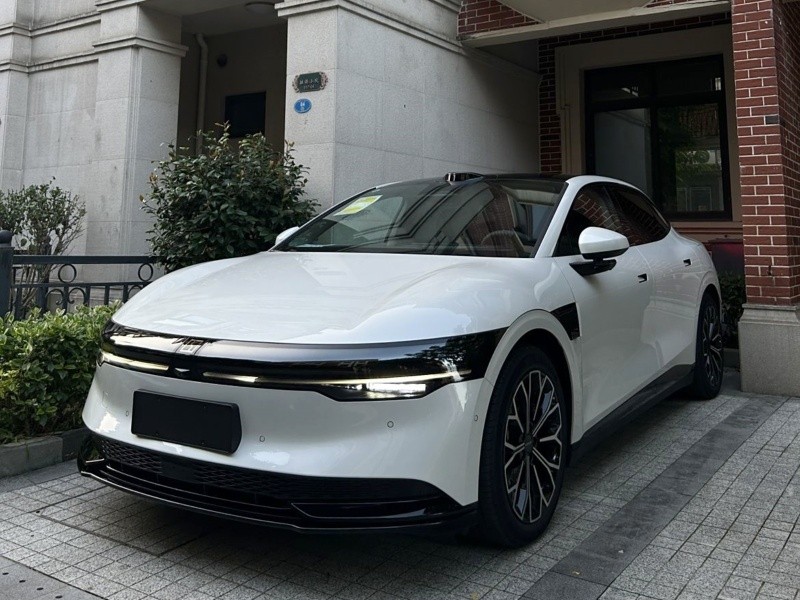 揭秘純電轎車界的“黑科技”:三款車型大對(duì)決