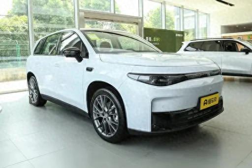 支持快充,配主動剎車+下坡輔助,解析零跑C10