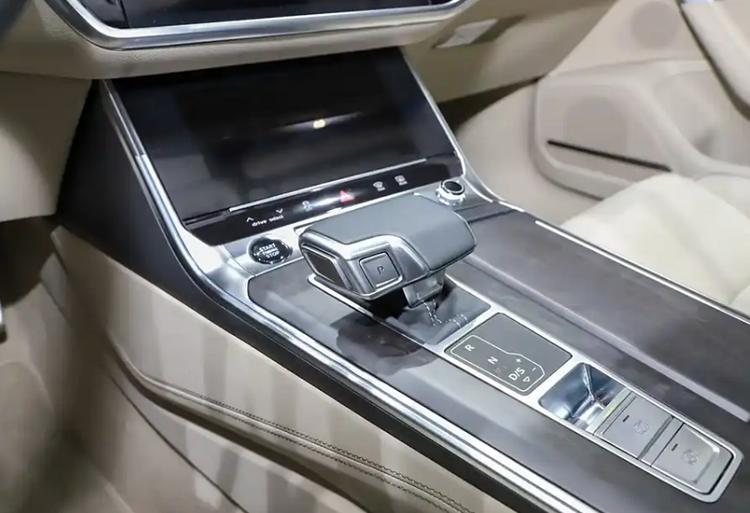 揭秘,2025款?yuàn)W迪A6L震撼登場(chǎng),汽車風(fēng)云變幻下的實(shí)力擔(dān)當(dāng)?