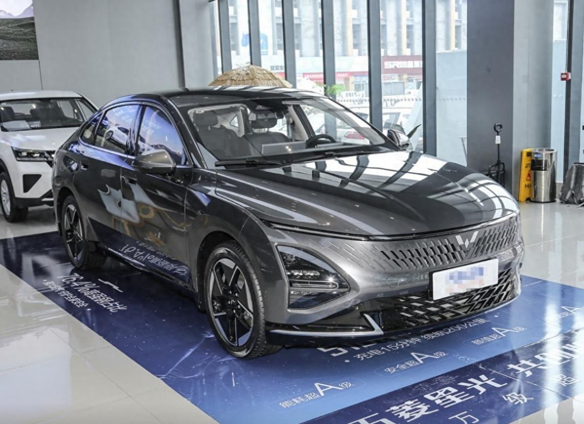 10 萬級(jí)插混轎車爭(zhēng)鋒:五菱星光、秦 L 與啟源 A05 誰能稱霸?