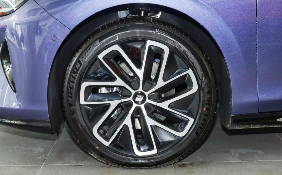 寶駿享境PHEV,12萬(wàn)級(jí)插混轎車,標(biāo)配荷蘭KONI軟硬可調(diào)減震